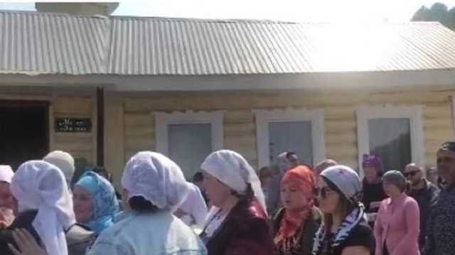 В Казани хоронят детей, погибших при стрельбе в школе