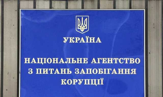 Топ-чиновник НАЗК, ответственный за проверки деклараций, задекларировал крупные валютные сбережения