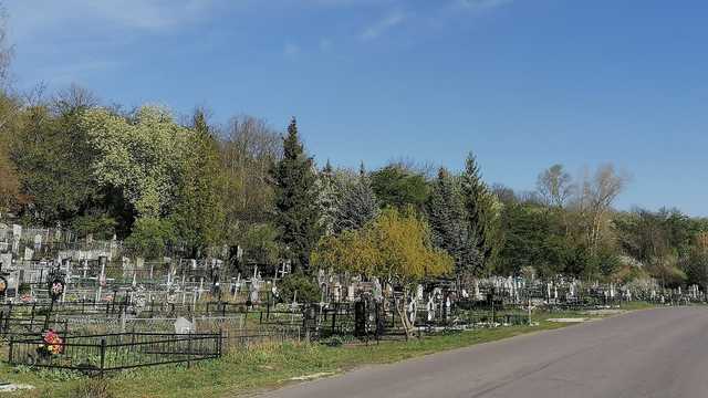 Подростки под Полтавой устроили на кладбище вечеринку с алкоголем