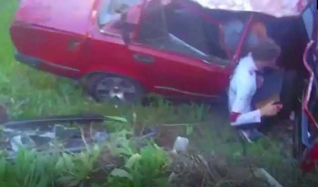 На Киевщине авто влетело в дерево: мужчина погиб, женщину спасли патрульные