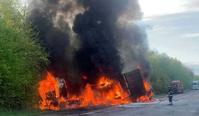 На Хмельниччине грузовик влетел в микроавтобус, оба загорелись: известно о 4 погибших