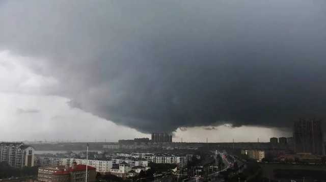 На Ухань обрушился мощный торнадо: есть погибшие и пострадавшие