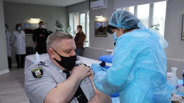 Киевских полицейских начали прививать второй дозой