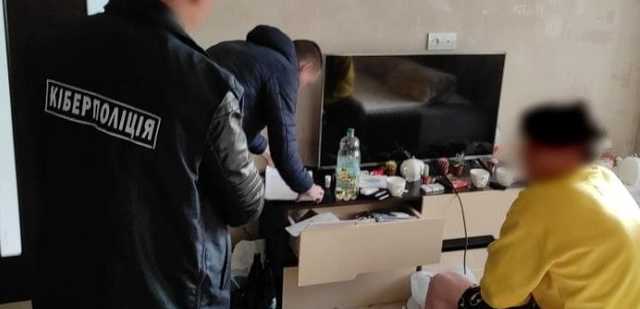 Трое украинцев украли у иностранцев миллион гривен через интернет-банкинг