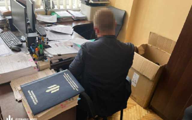 В Харькове на взятке в 50 тысяч долларов поймали налоговика