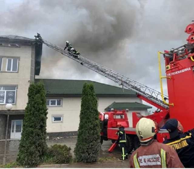 В Черновицкой области загорелся склад автомобильных покрышек