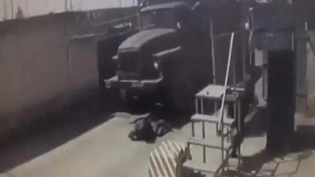 В России военный грузовик протаранил ворота и задавил срочника