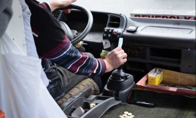 Водитель запорожской маршрутки пытался вытолкнуть школьника из салона “Спринтера”