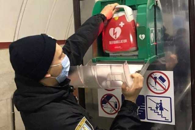 В киевском метро вандалы повредили дефибрилляторы