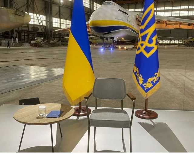 Зеленский собрал журналистов на заводе "Антонов"