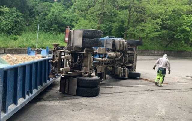 У центрі Києва перевернулась вантажівка. Ускладнено рух транспорту