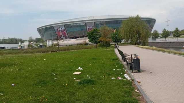 «Превращается в заросшую свалку»: в сети показали печальные фото парка вокруг «Донбасс Арены»