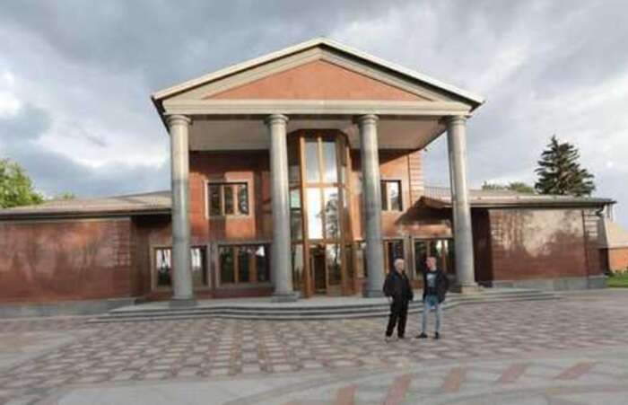 Аграрій, який побудував собі мавзолей, хоче здавати його в оренду за $500 на добу