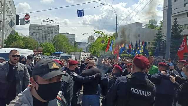 Дело Медведчука: Под Апелляционным судом произошла потасовка, бросали бутылки и фаеры