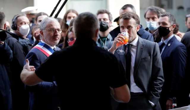 Макрон поднял тост за ослабление карантина под украинское "Будьмо!"