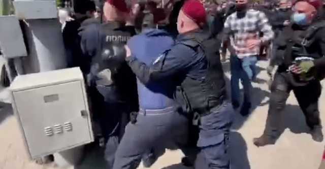 С крестом и файером: во время марша трансгендеров в Киеве произошли потасовки