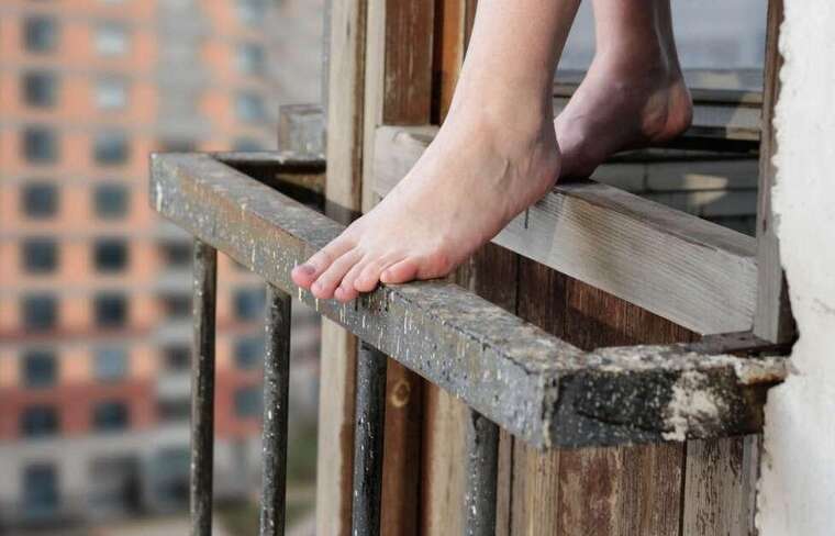 У Дніпрі 22-річна дівчина вистрибнула з 10-го поверху: подробиці трагедії