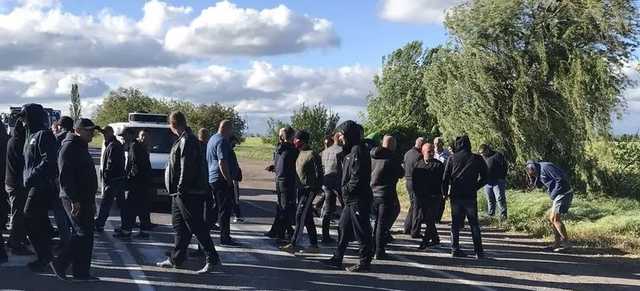 Под Николаевом дальнобойщики заблокировали трассу, протестуя против систем взвешивания