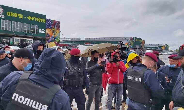 "Titushky", deputy "roof" and explosions: how the "Stolychnyi" market was raided