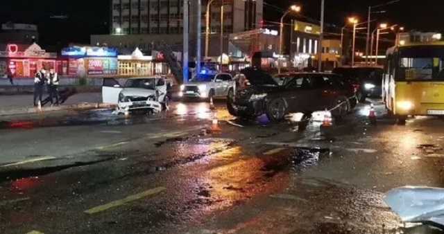 В Киеве произошло масштабное ДТП: есть пострадавшие