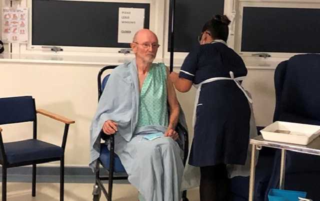 Умер британец Уильям Шекспир, который первым среди мужчин получил прививку от COVID-19