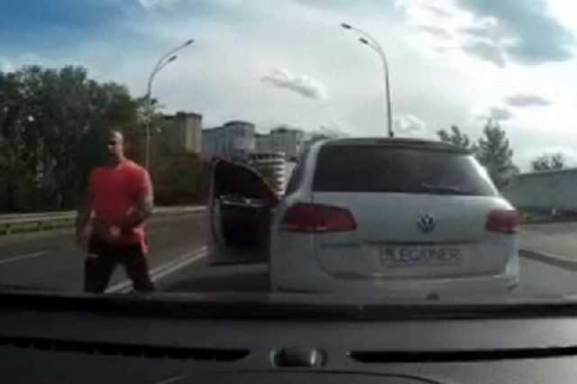 Мужчине, который в Киеве ударил битой по голове водителя, объявили о подозрении