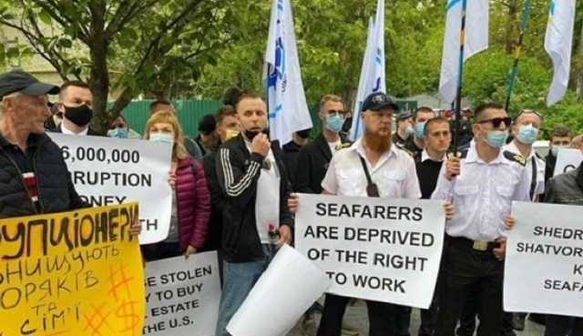 В Киеве проходит акция моряков у стен посольства США