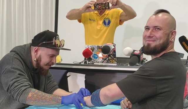 Украинец установил рекорд, вживив в своё тело восемь чипов