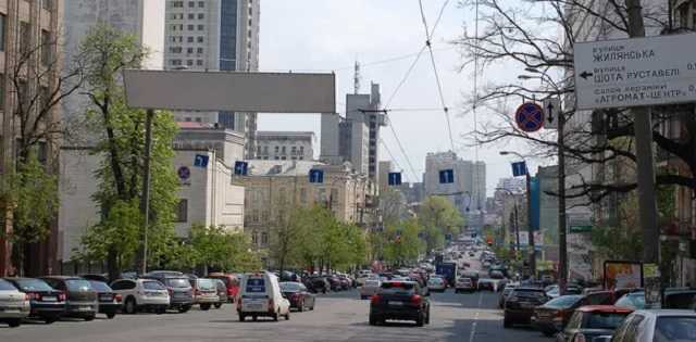 В Киеве бульвар в центре города зачистили от стихийной парковки