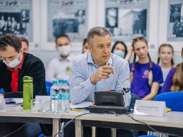 «Иллюзия спальни»: Кулеба объяснил, почему подростки в интернете чувствуют себя более защищенными