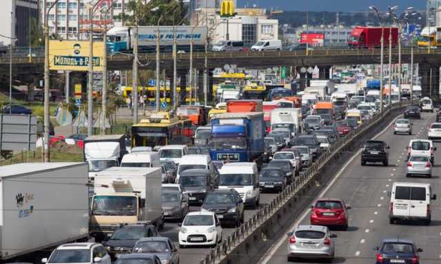 Напередодні вихідних Київ скували затори: які вулиці слід об’їхати