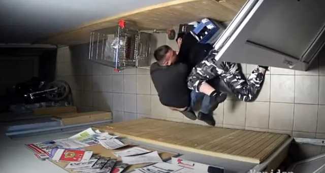 На Закарпатье пьяные полицейские издевались над девушкой на АЗС