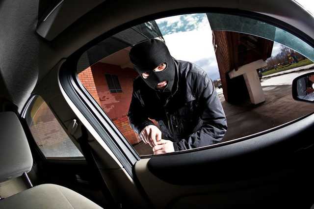 На Харьковщине пьяный мужчина пытался угнать 12 авто