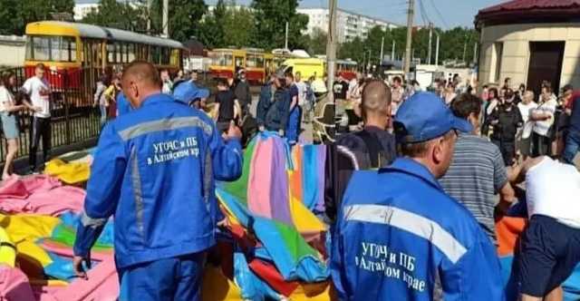 Взорвался надувной батут: детей отбросило на рельсы трамвая