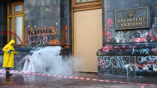 Не прошло и года: в Офисе Президента наконец установили новые двери