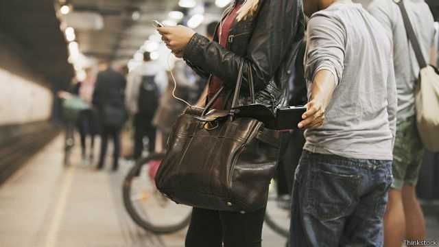 Видеокамеры зафиксировали работу группы карманниц на Троещине