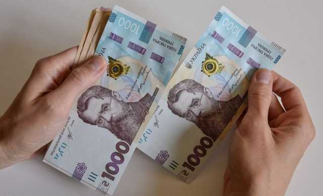 Украинцам пересчитают зарплаты: Кабмин назвал даты и новые суммы