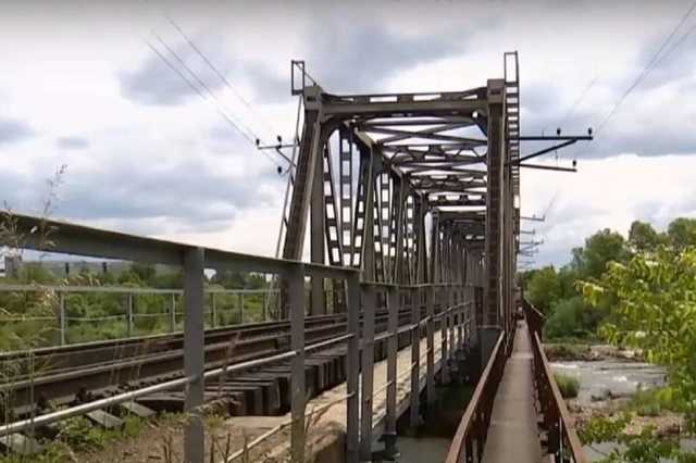 Ради фото: в Ивано-Франковске подросток получил сильные ожоги на ж/д мосту