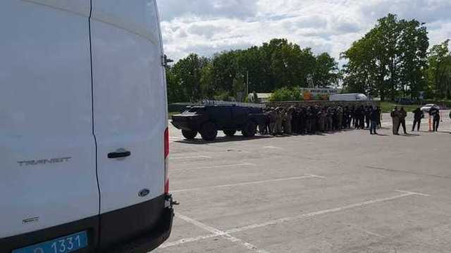 Готовились к штурму с бронемашиной: что происходит на рынке "Столичный" в Киеве