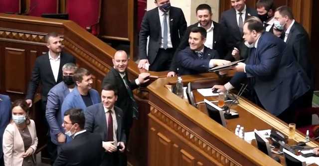 Тищенко перед голосованием «напал» на ноутбук вице-спикера