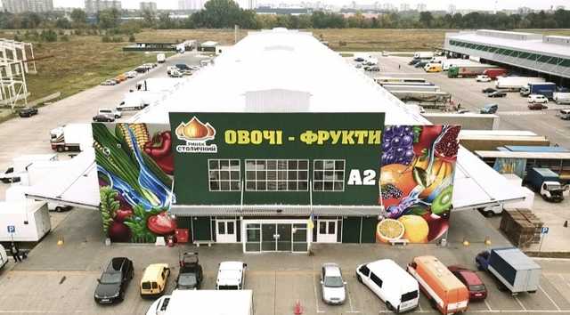 Захват "Столичного": продавцы устроили рынок прямо на дороге