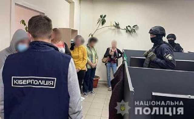 Полиция нагрянула в call-центр банковских мошенников