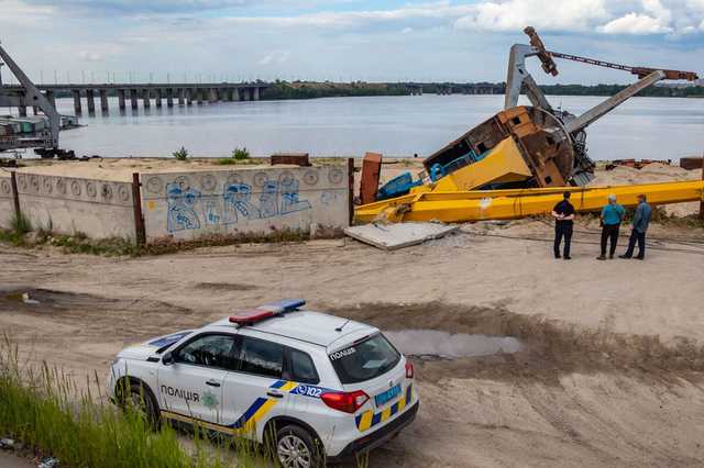 В Днепре ветер обрушил кран рядом с мостом