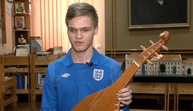 В Харькове 16-летний слепой подросток собрал бандуру