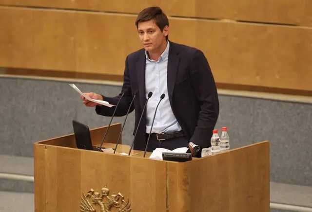 Российский оппозиционер выехал из России в Украину. Его хотели посадить