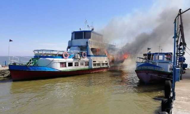 Прогулочный катер загорелся в Белгород-Днестровском: пострадал мужчина