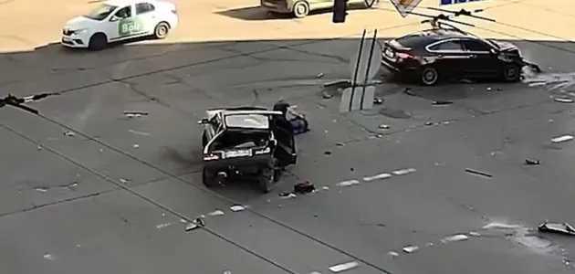 В Киеве столкнулись два автомобиля, от удара пассажир выпал на проезжую часть