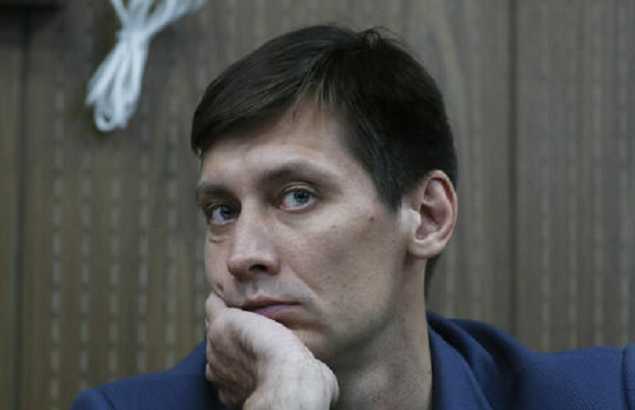 В Москве оштрафовали уехавшего из страны оппозиционера Гудкова из-за акции в поддержку Навального