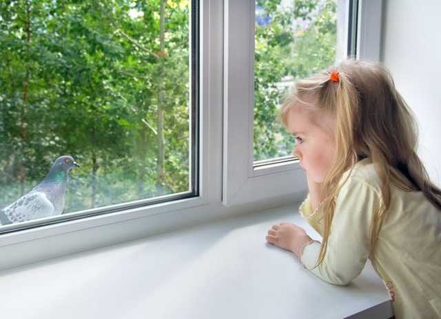 Снова помогли веревки: в Днепре 5-летняя девочка выпала с шестого этажа и выжила