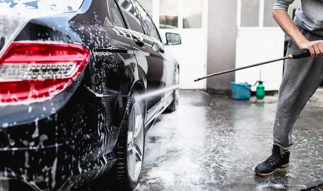 Руководству «Укрзализныци» помоют автомобили за 2,2 млн гривен